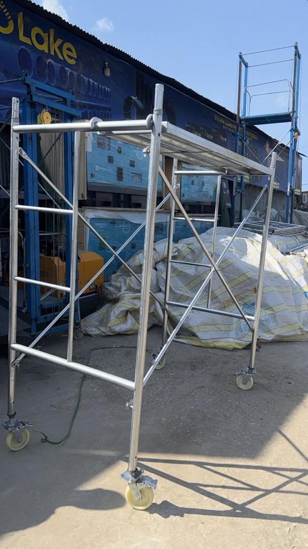 MOBILE SCAFFOLDING TOWER